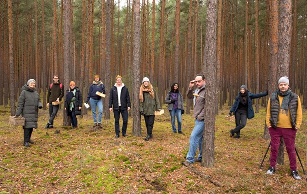 Gruppe Menschen im Wald