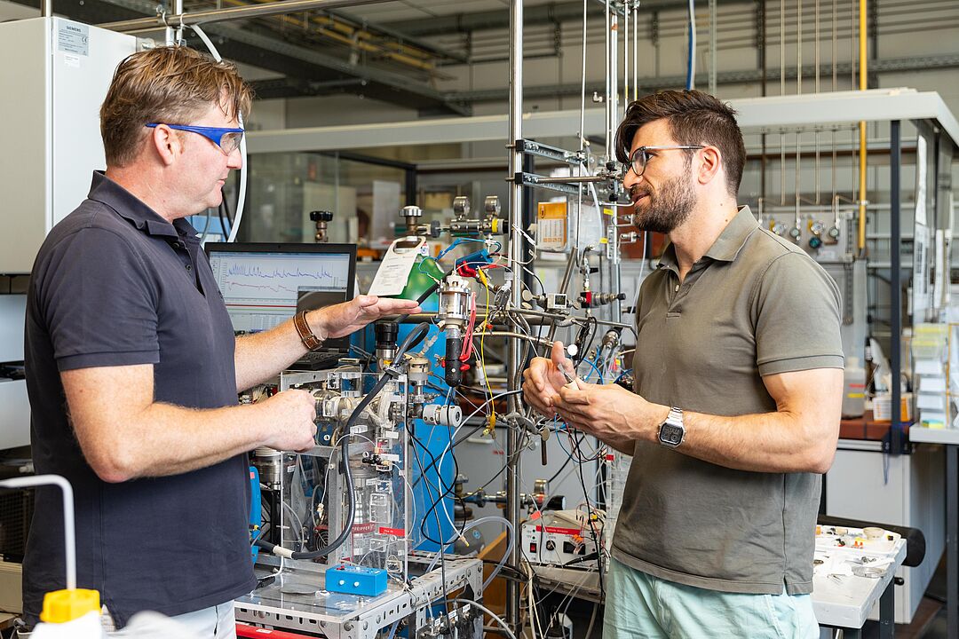 Peter Strasser (l.), und Jorge V. Ferreira am Differentiellen Elektrochemischen Massenspektrometer 