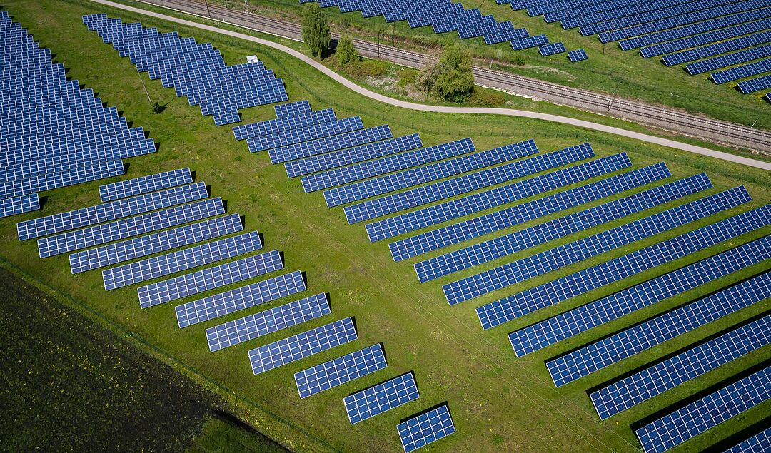 Photovoltaikanlage auf einem Feld
