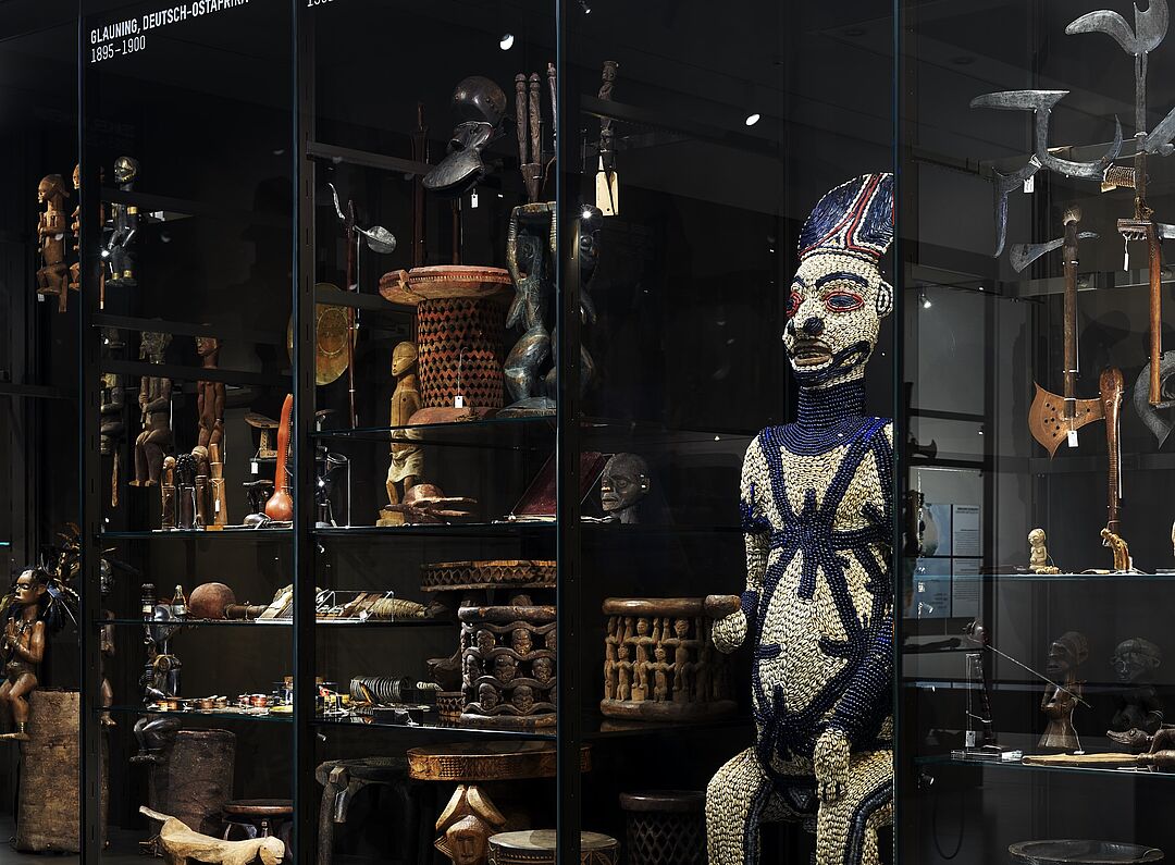 Afrikanische Kunstgegenstände in einem Museum 