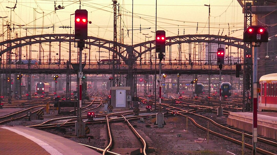 Rote Signallampen am Bahnhof