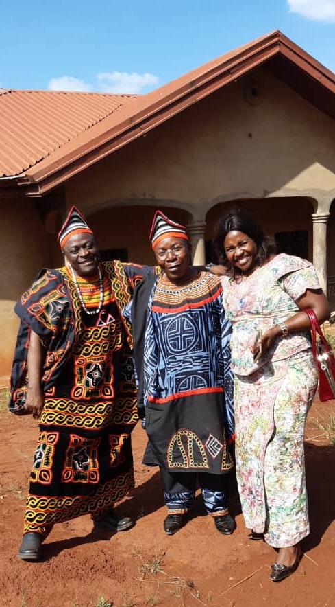 In traditioneller kamerunischer Festkleidung: Prof. Dr. Albert Gouaffo (l.) bei einem Besuch in Batcham im Westen Kameruns.
