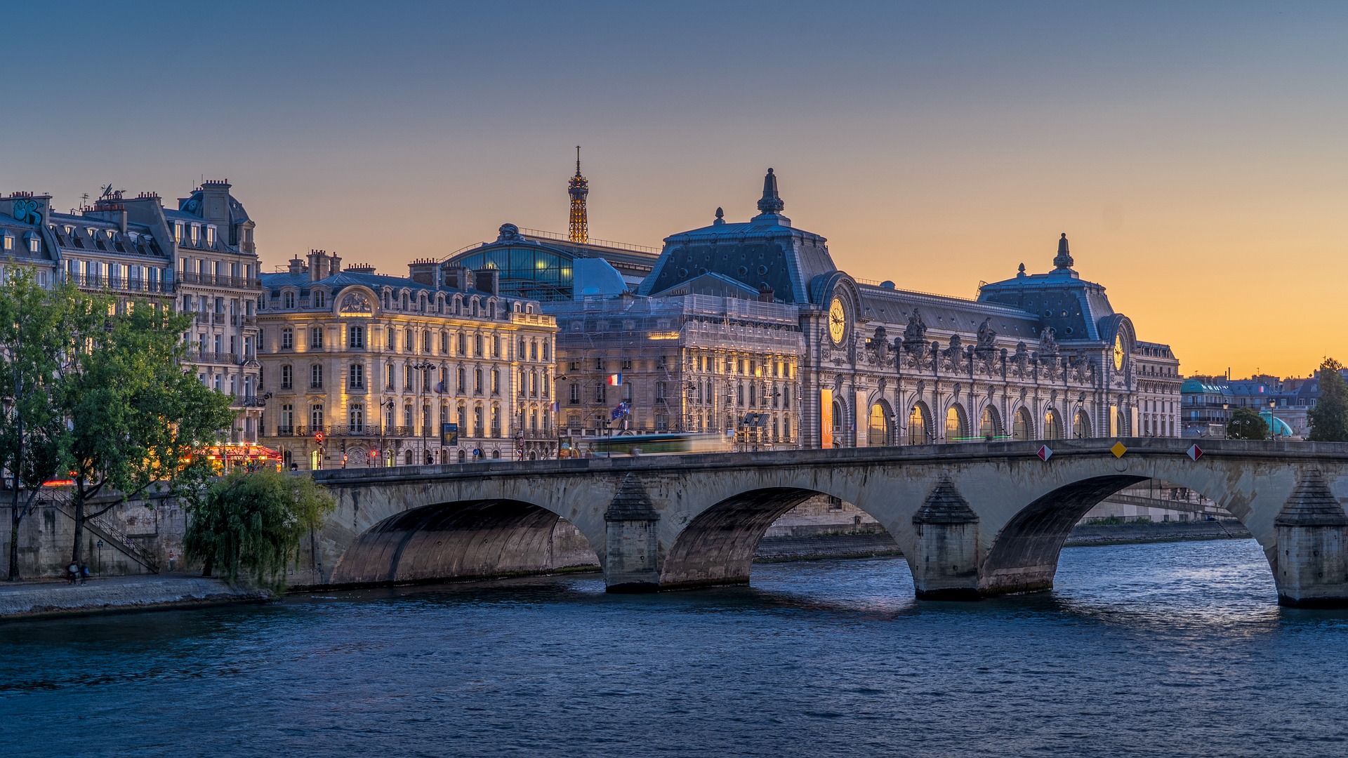 Paris, Louvre, Ufer der Seine