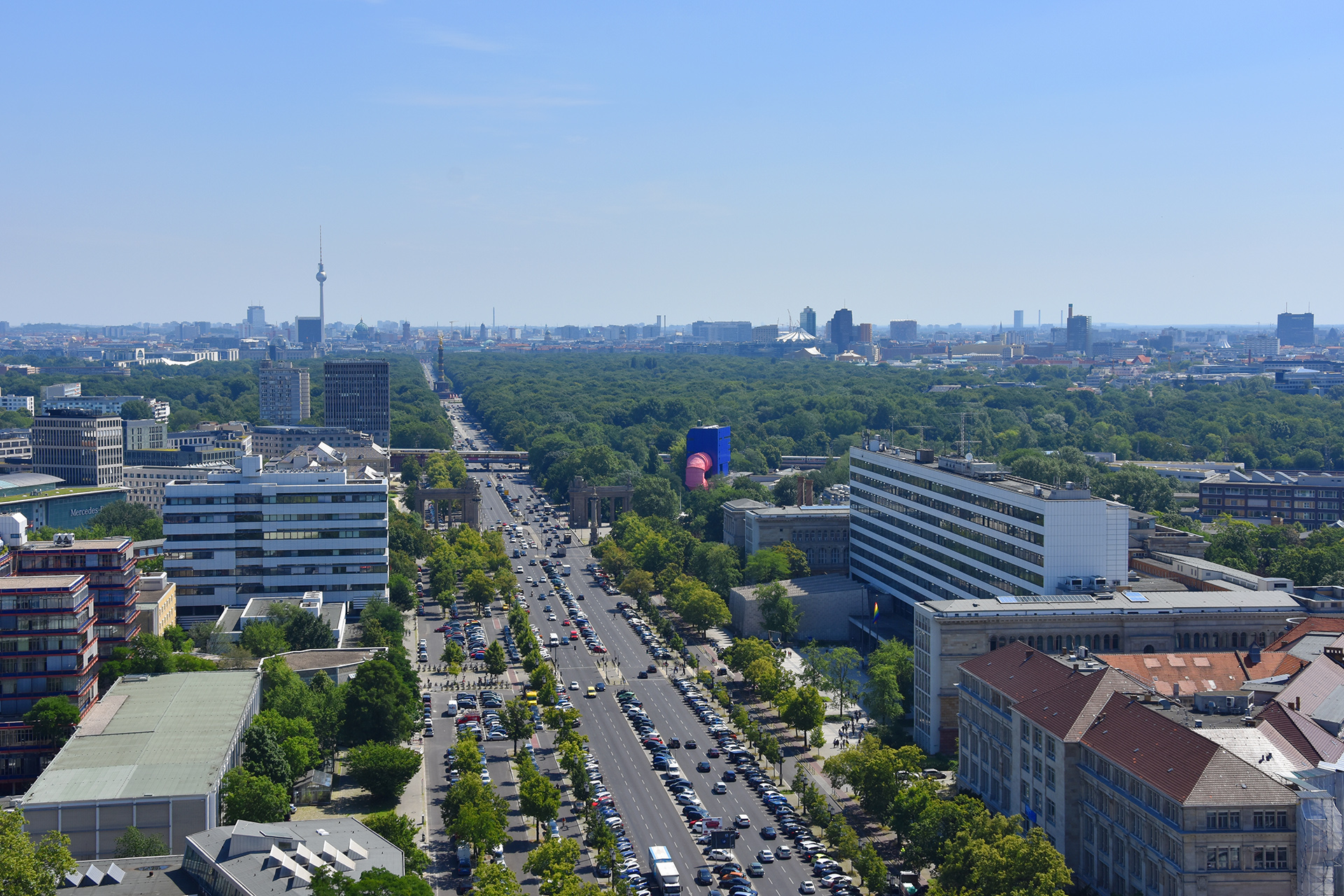 Panoramafoto, aufgenommen aus dem 20. Stock des Hochhauses am Ernst-Reuter-Platz. Zu sehen ist die straße des 17. Juni mit beidseitig Gebäuden der TU Berlin; rechts mittig das Hauptgebäude. Im hinteren Verlauf ist der Tiergarten zu erkennen, am Horizont der Fernsehturm am Alexanderplatz