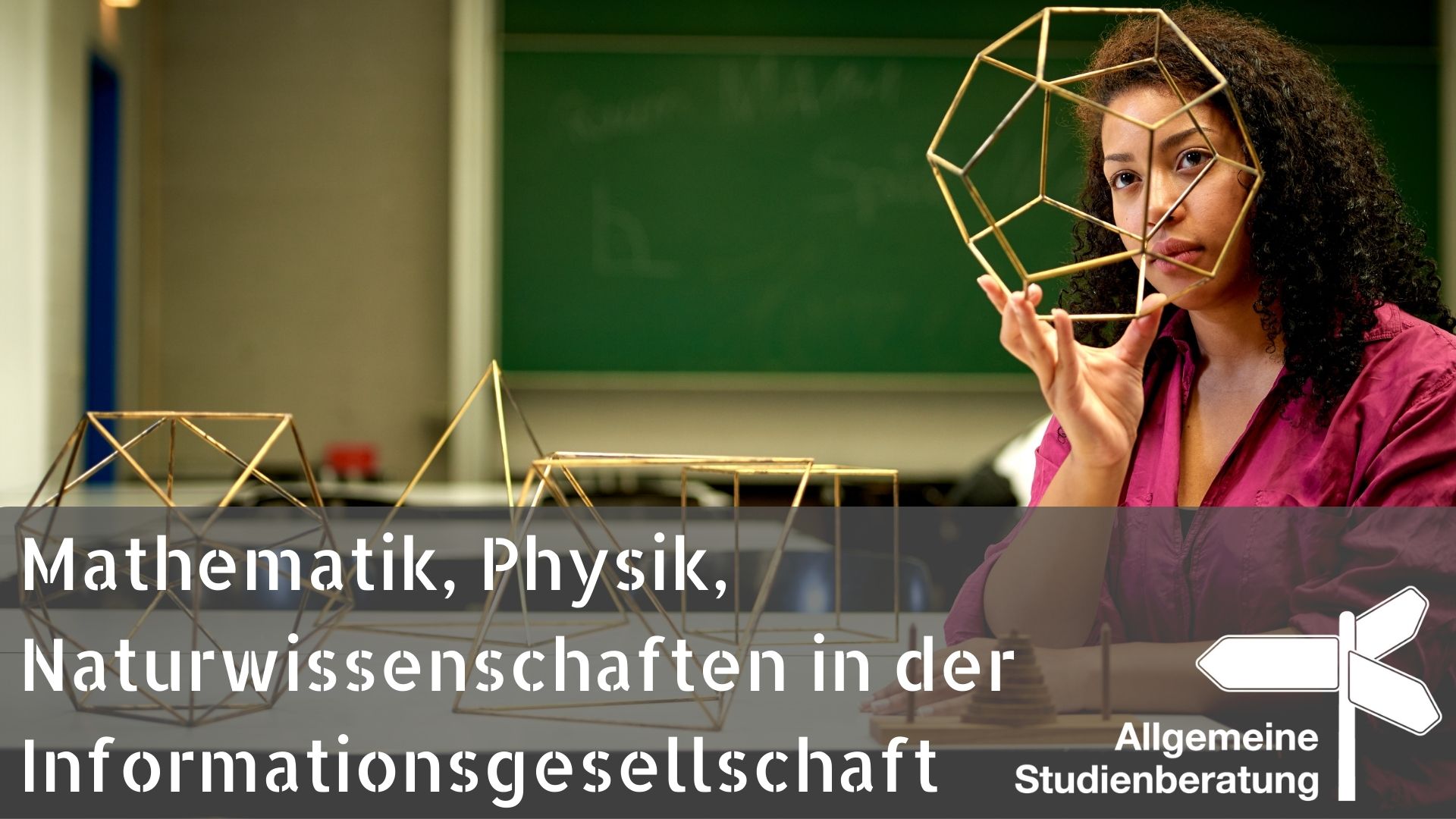 Studentin mit Modellen geometrischer Figuren