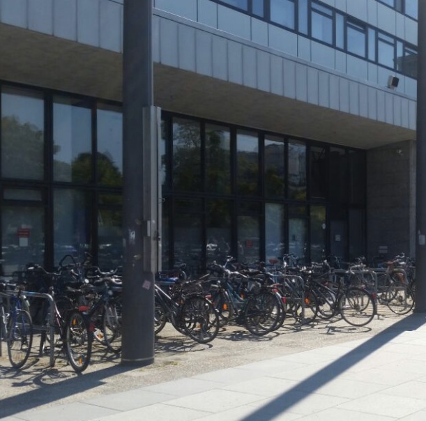 Fahrradparkplaetze vor der Hauptgebaeude der TU Berlin