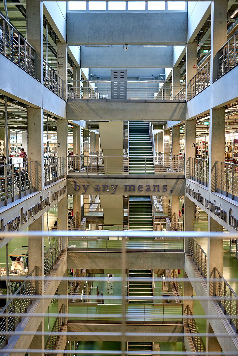 Blick über die Etagen der Bibliothek