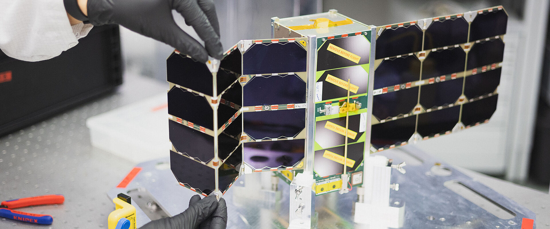NanoFF-Satellit mit entfalteten Solarpaneelen