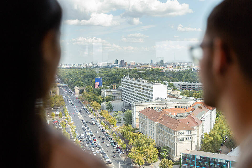 Studierende blicken aus dem Fenster des TEL-Hochhauses auf den Campus der TU Berlin