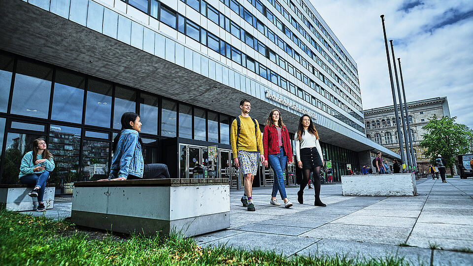 Students in front of the main entrance of the TU Berlins main building