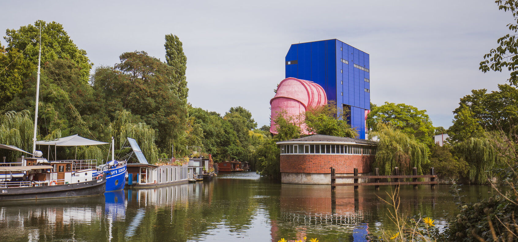 Blick auf den Gebäudekomplex der Versuchsanstalt für Wasserbau und Schiffbau der Technischen Universität Berlin
