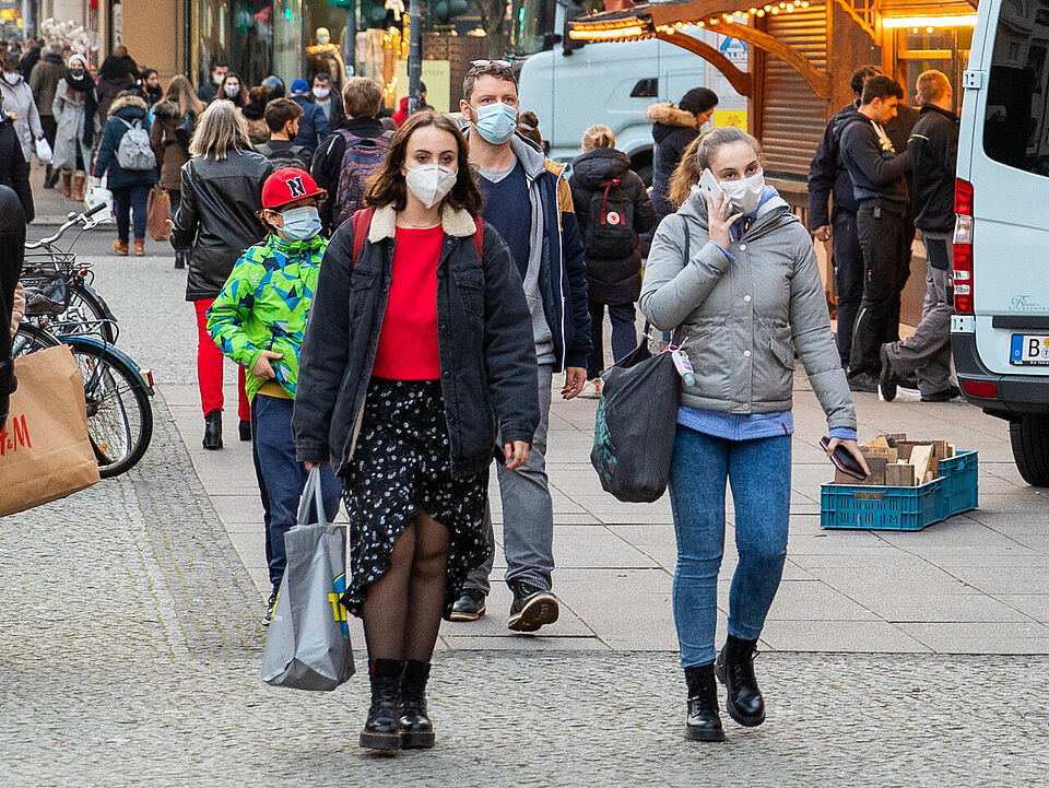 Personen in der Schloßstraße, die einen Mund-Nasenschutz tragen