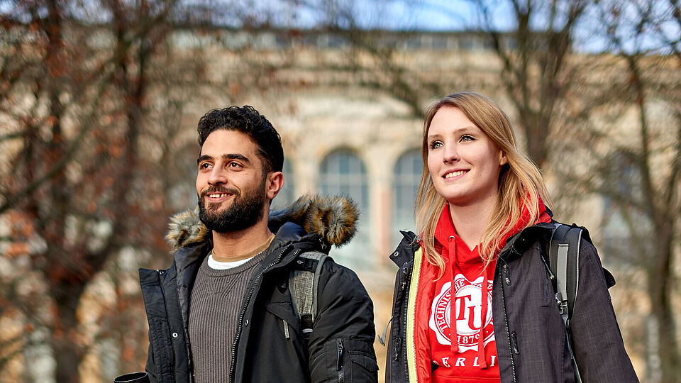 Studierende auf dem Campus der TU Berlin