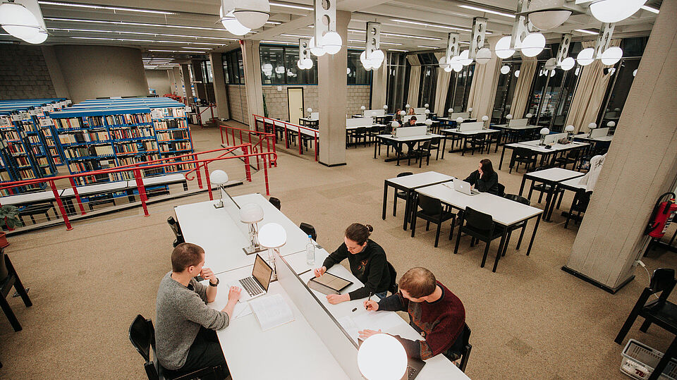 Studierende der Technischen Universität Berlin in der Mathematischen Fachbibliothek