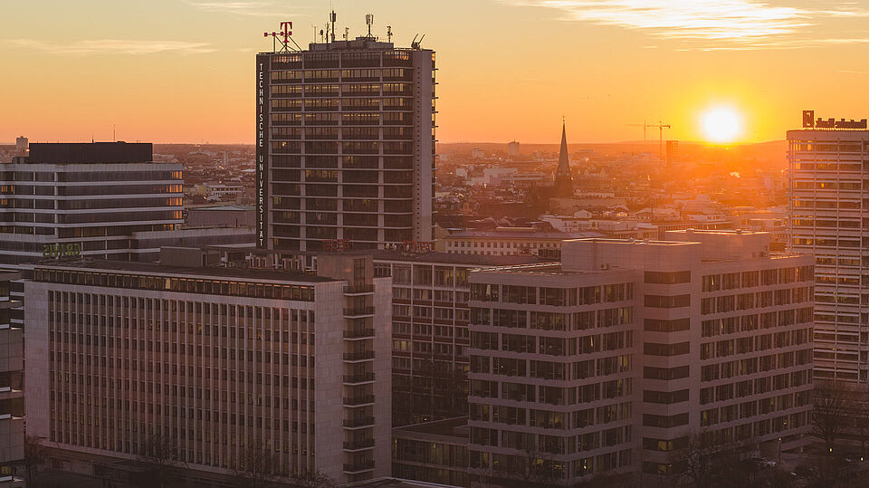 Vogelperspektive über den Campus Charlottenburg mit Blick auf das TEL-Gebäude bei Sonnenuntergang
