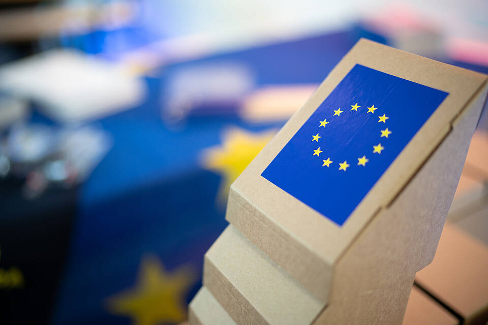 Karton mit der Europa-Flagge