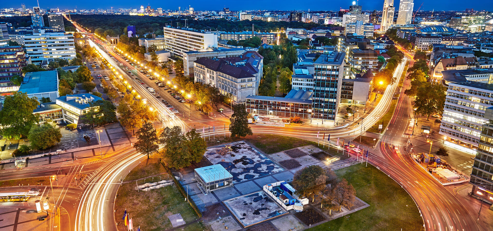 Blick von oben auf den belebten Ernst-Reuter-Platz und den Hauptcampus bei Nacht