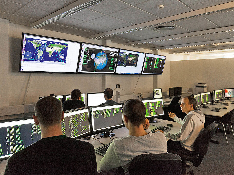Personen im Mission Control Center der TU Berlin