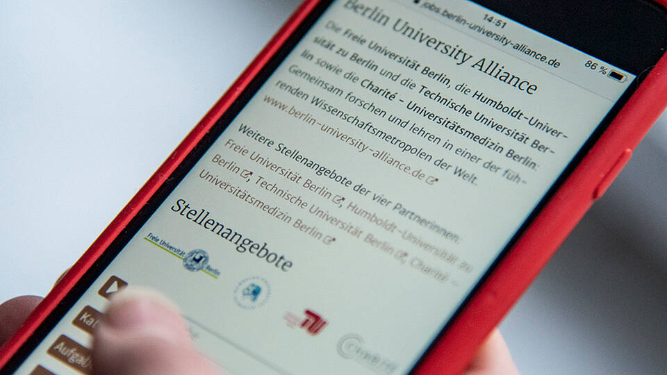 Symboldbild zeigt die Handyansicht des Job-Portals der Berlin University Alliance