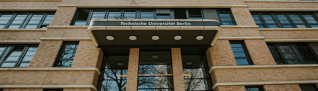 Blick auf das Gebäude der Technischen Universität Berlin in der Marchstraße
