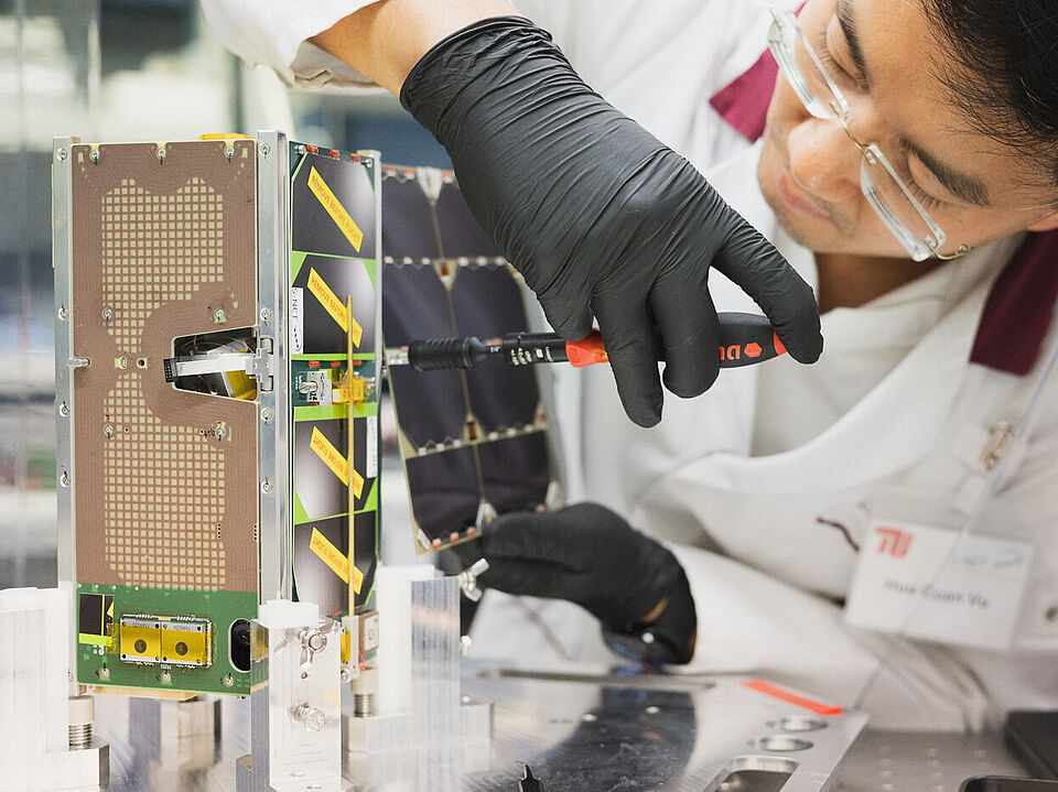 Wissenschaftler arbeitet an dem NanoFF-Satellit