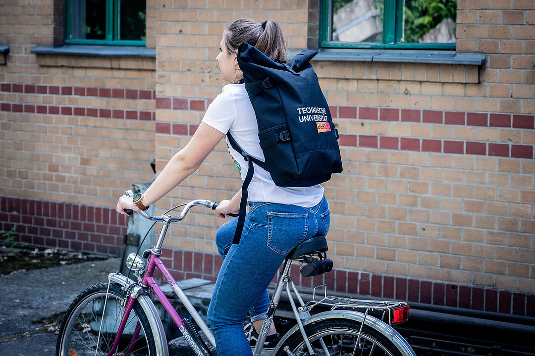 Studentin fährt Fahrrad auf dem Campus der TU Berlin