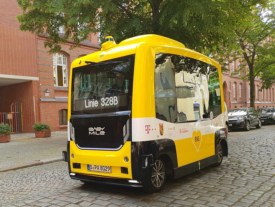 Mit diesem hochautomatisierten Shuttle wurde im Projekt „Shuttles&Co“ 2021 und 2022 in Berlin-Tegel getestet, inwiefern Passagiere solche Kleinbusse im ÖPNV akzeptieren würden. 