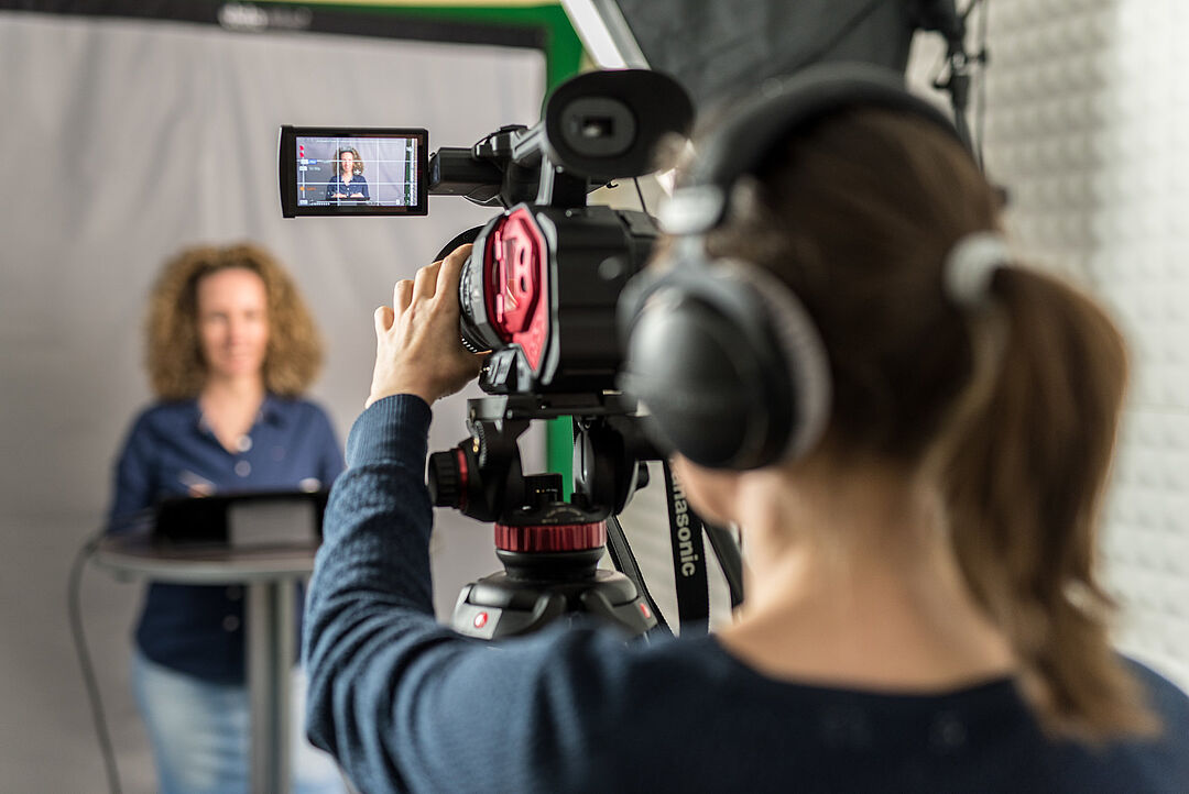 Kamera filmt eine Person in einem Studio