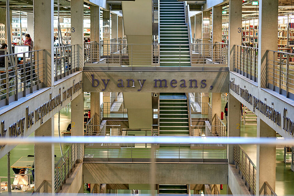 Blick über die Etagen der Universitätsbibliothek