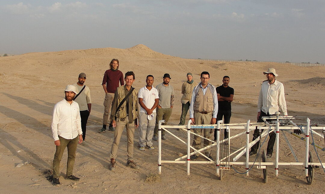 Das Team der Irakisch-Deutschen Kooperation am Siedlungshügel TK 3 mit TU-Forscher Dr.-Ing. Martin Gussone.