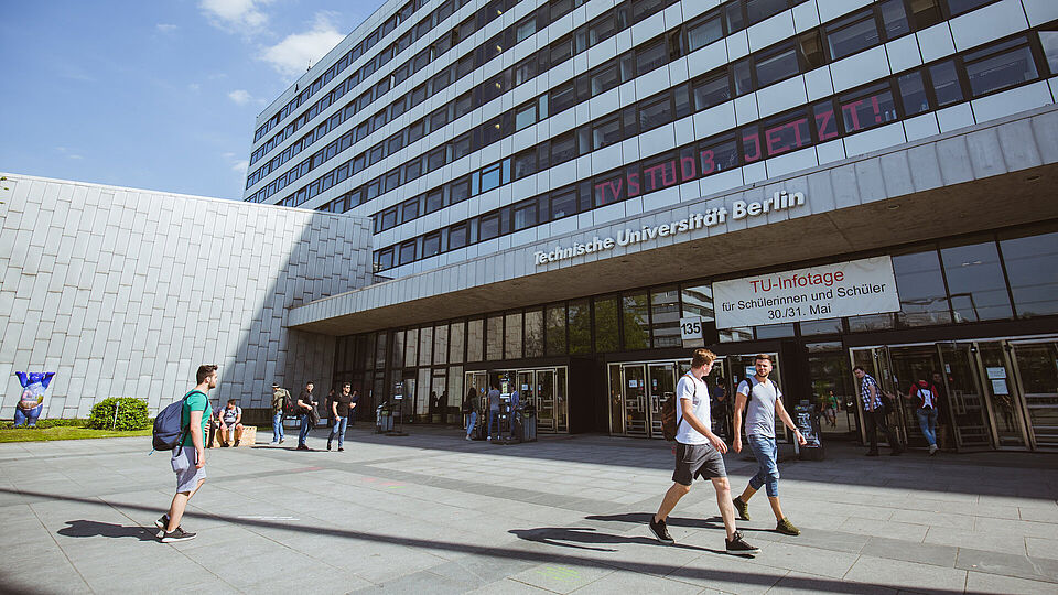 Main entrance with part of the Audimax and main building, students enter and leave the building