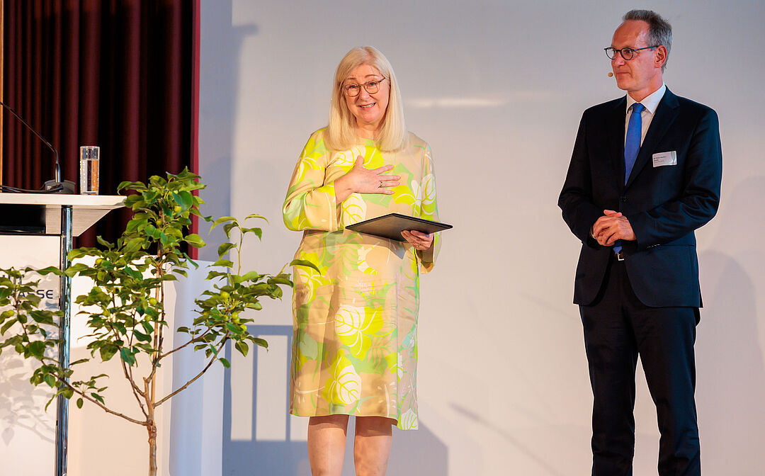 Silke Bartsch wurde Mitte Juni der Dr. Rainer Wild-Preis verliehen: Bei der Preisverleihung mit dem Vorstandsvorsitzenden der Dr. Rainer Wild-Stiftung Dr. Hans-Joachim Arnold