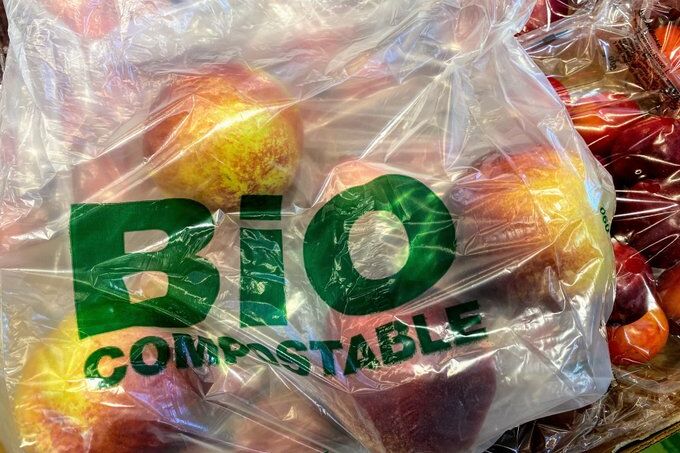 Äpfel in Plastiktüte