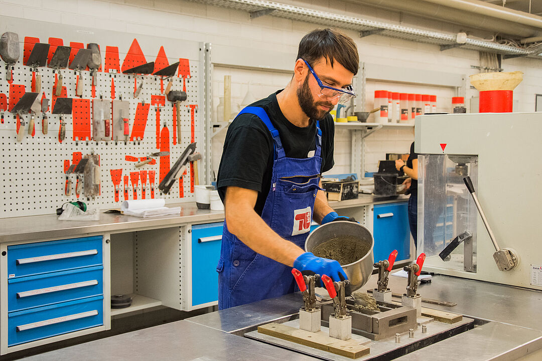 Technische Universität Berlin: Männliche Person im Ausbildungsbereich in einer Werkstatt