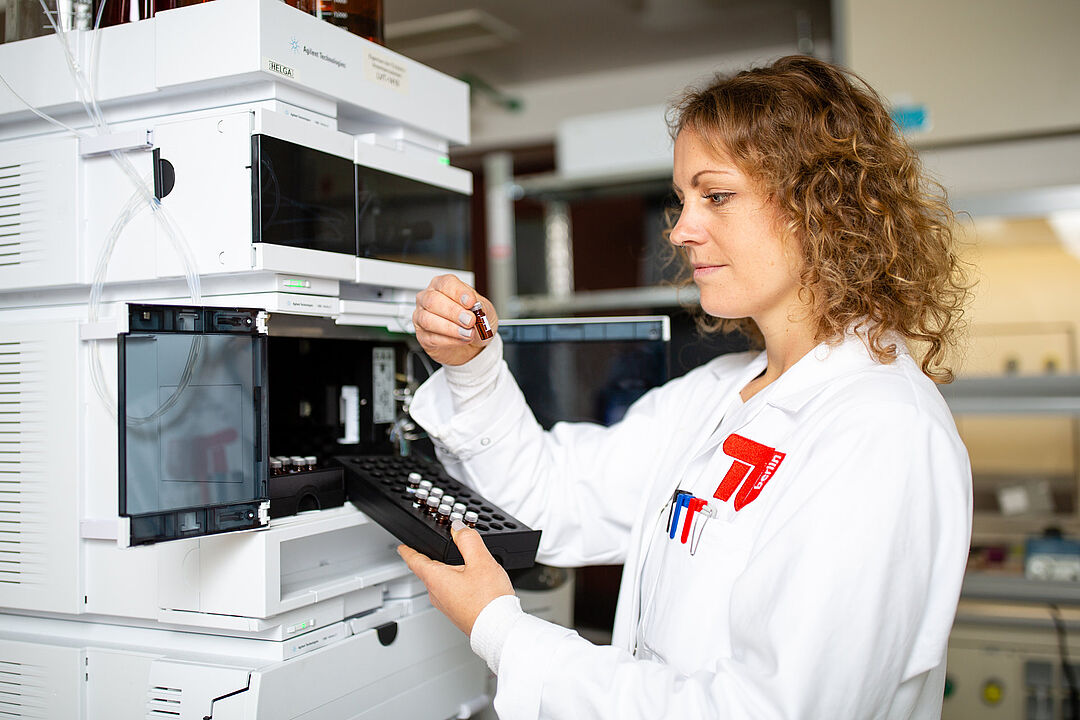 Eine Wissenschaftlerin platziert von Proben in der Hochleistungsflüssigkeitschromatographie