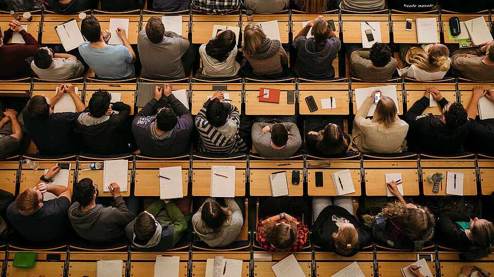 Studierende sitzen in einem Hörsaal der Technischen Universität Berlin