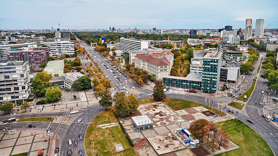 Blick von oben auf den belebten Ernst-Reuter-Platz und den Hauptcampus