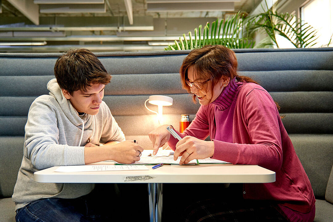 Studierende in der zentralen Universitätsbibliothek der Technischen Universität Berlin bei der Arbeit