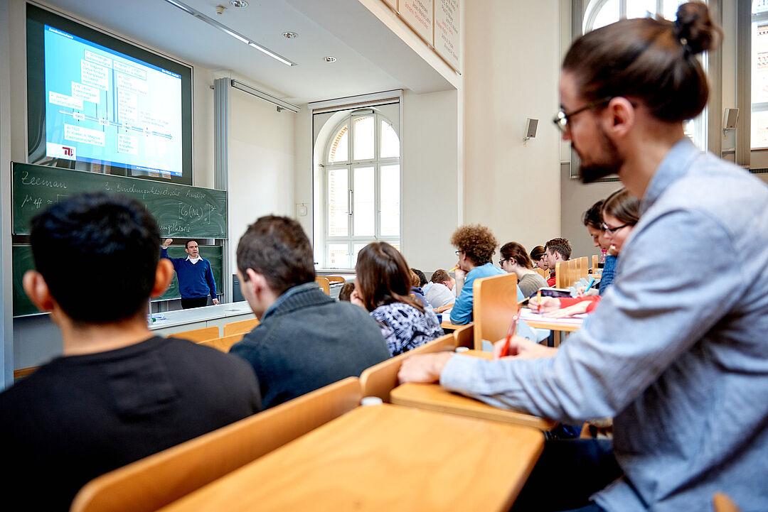 Students sit in a lecture hall at the TU Berlin