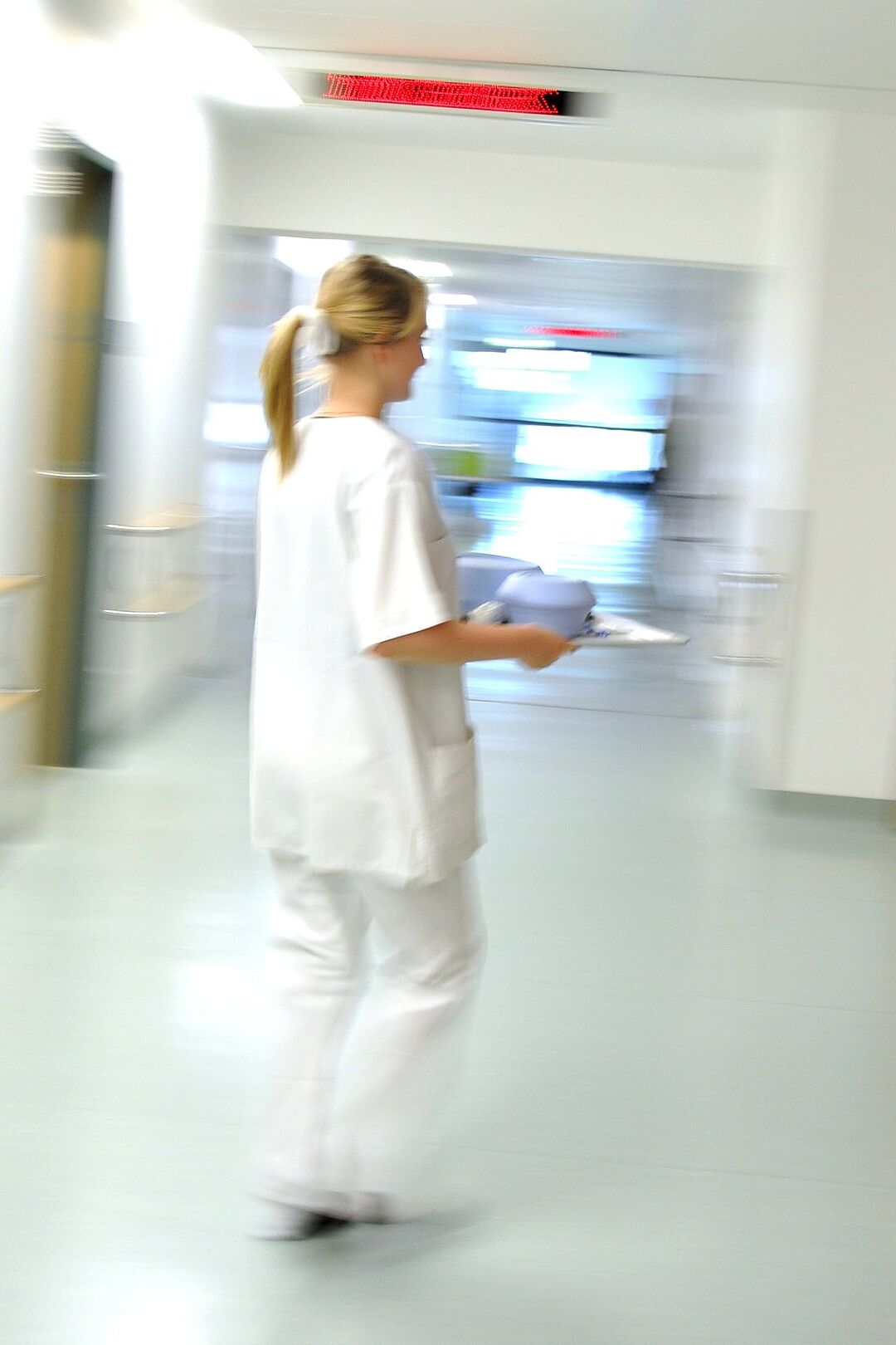 Krankenpflegerin im Krankenhaus