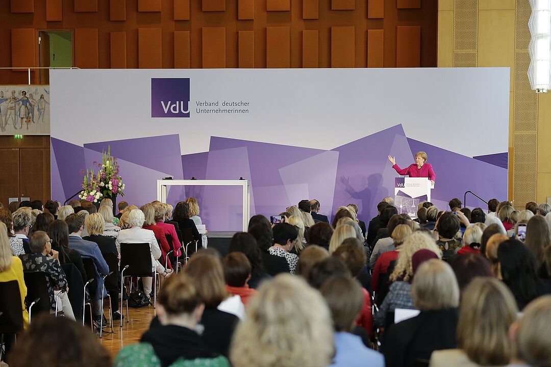 Angela Merkel am Rednerpult bei der VdU-Jahresversammlung 2019