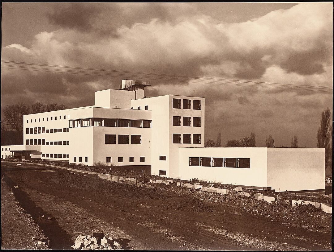 Aufbruch in die Moderne: die Pädagogische Akademie Bonn von Martin Witte, zwischen 1930 und 1933 errichtet. Ab 1949 wurde das Gebäude zur provisorischen Unterkunft des Bundestages und des Bundesrates umgebaut. 