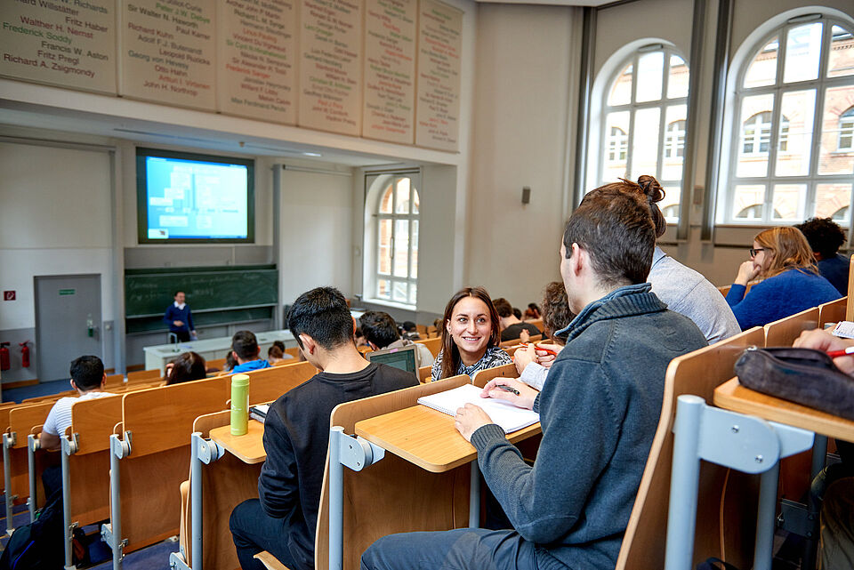 Students sit in a lecture hall at the TU Berlin