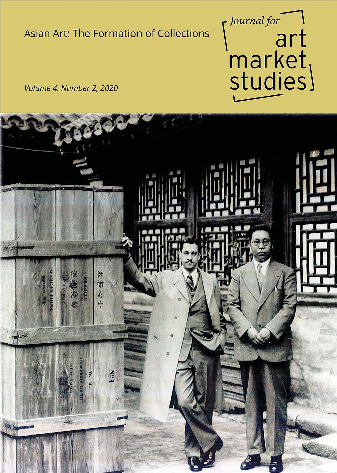 Cover der Zeitschrift JAMS. Zwei Männer stehen neben einer großen Holzkiste.