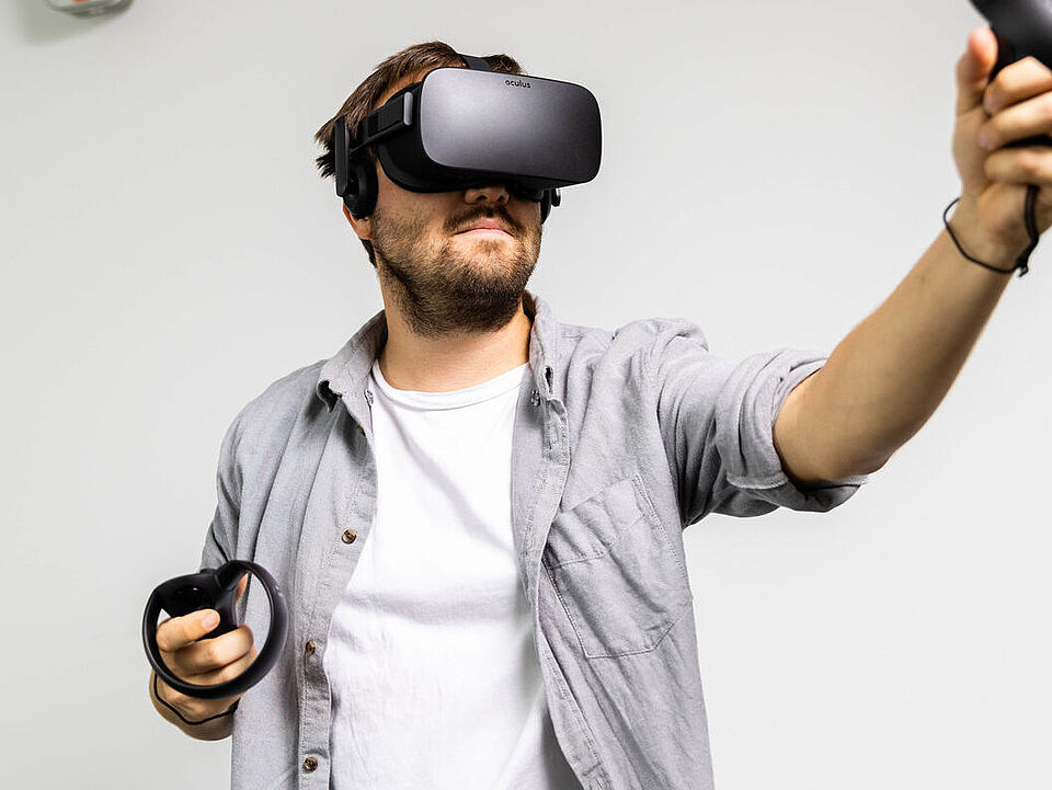 VR Brille Szene Männliche Person vor einem hellen Hintergrund