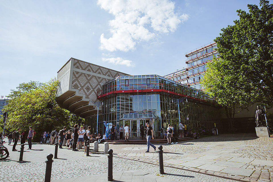 Blick auf das Mathematikgebäude der Technischen Universität Berlin