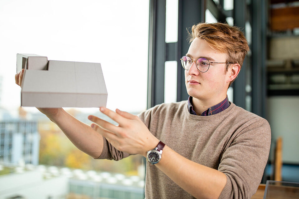 Architekturstudent an der Technischen Universität Berlin beim Betrachten eines Modells