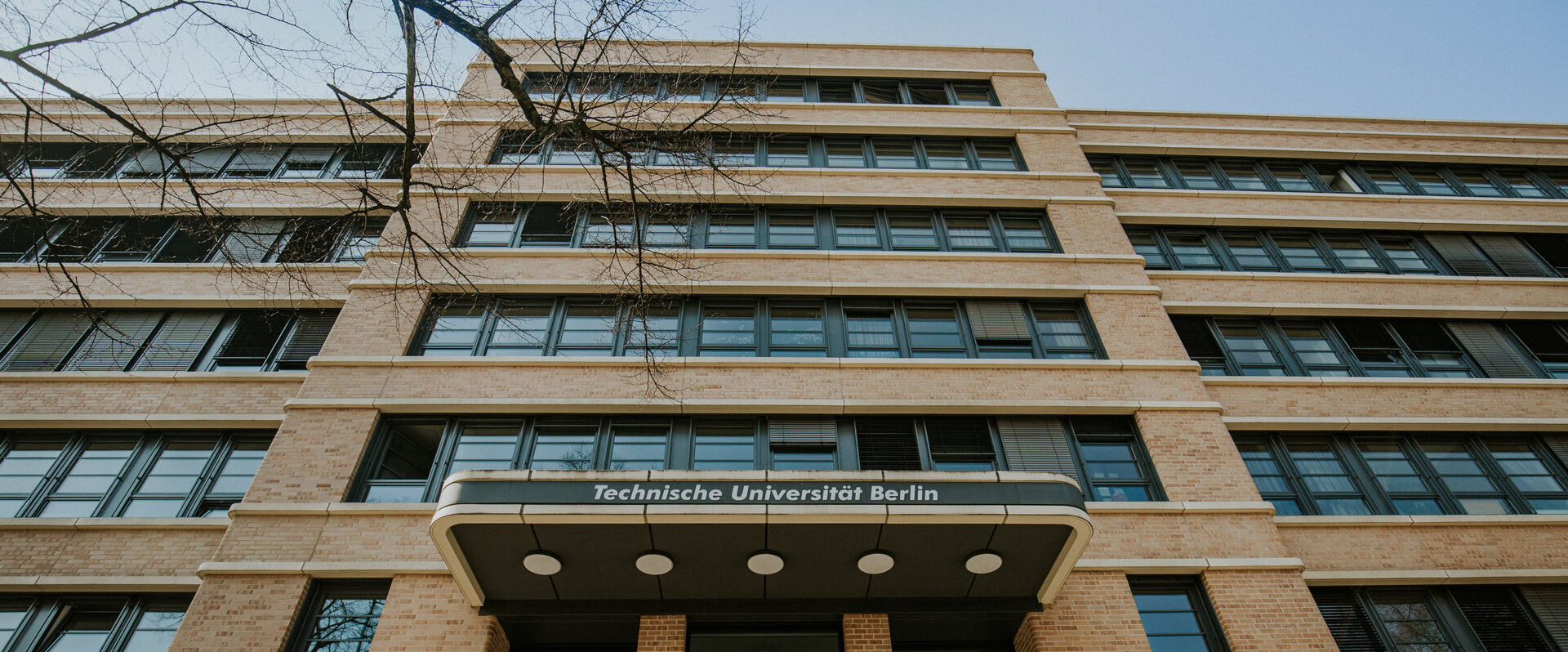 Blick auf das Gebäude der Technischen Universität Berlin in der Marchstraße