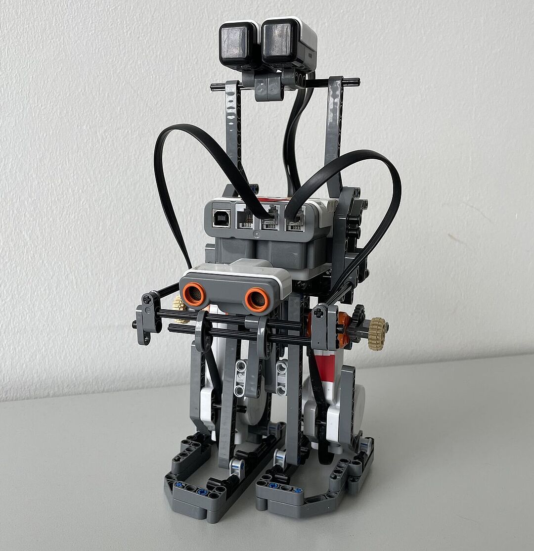 Ein humanoider Legoroboter.