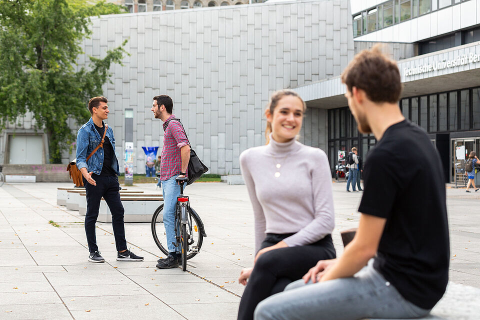 Students of the Technische Universität Berlin on campus
